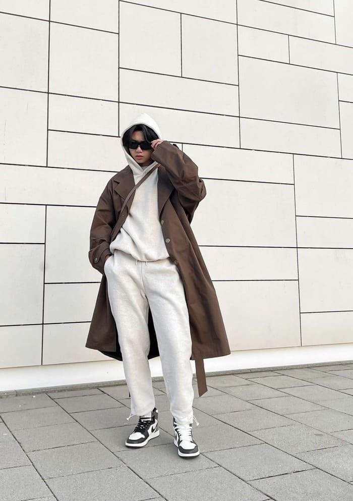 phối áo măng tô nam với áo hoodie