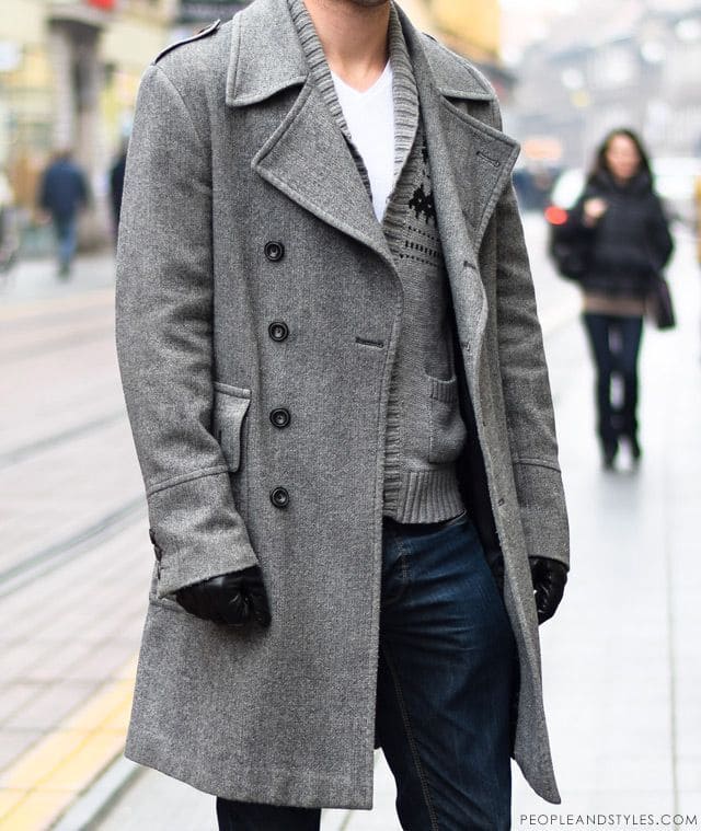 phối áo măng tô nam với áo cardigan