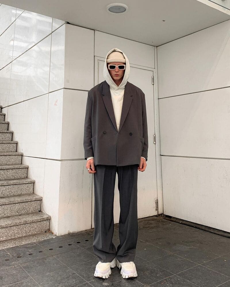 phối đồ với áo blazer nam cùng áo hoodie