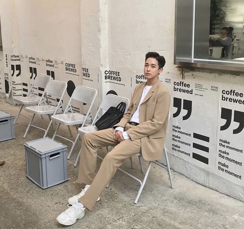 phối đồ với áo blazer nam cùng giày sneaker