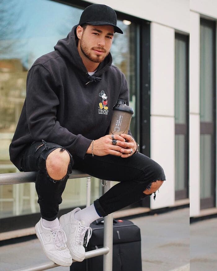 phối đồ với áo khoác nam cùng giày sneaker
