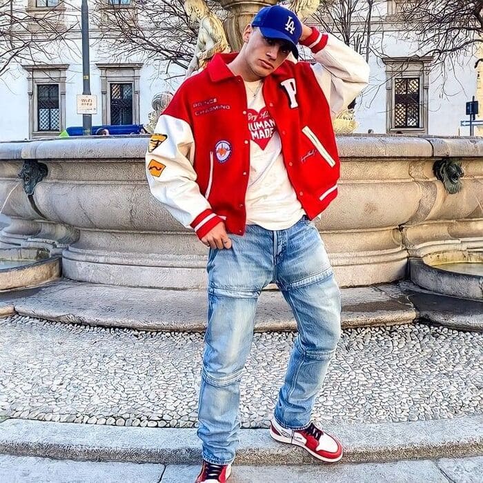 phối đồ với áo khoác nam cùng quần jeans