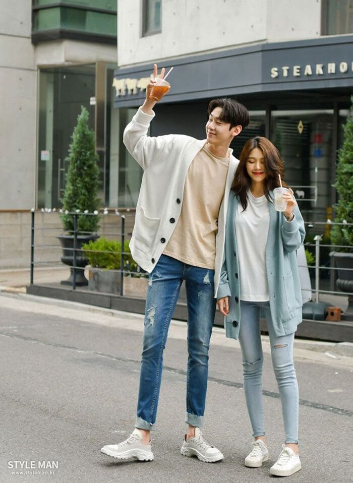 phối đồ với áo khoác nam cùng quần jeans